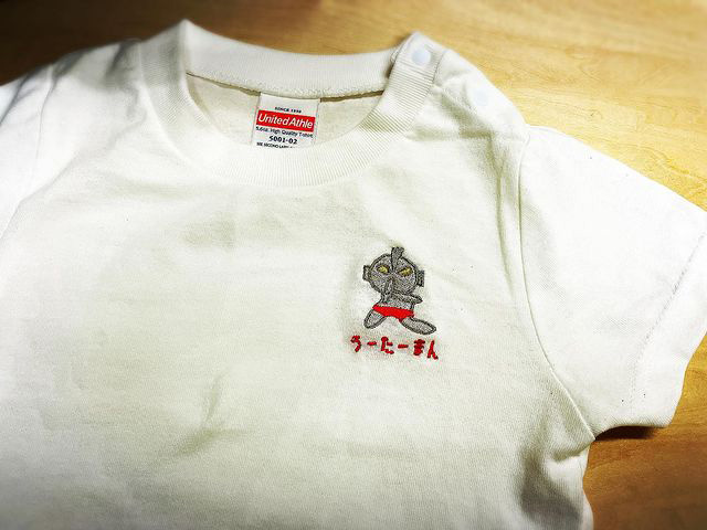 オリジナル刺繍例:トレーナーワンポイント「うーたーまん」