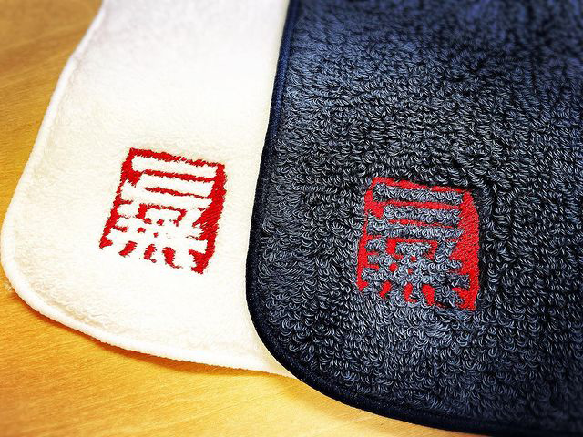 オリジナル刺繍例:ハンカチ刺繍ロゴ